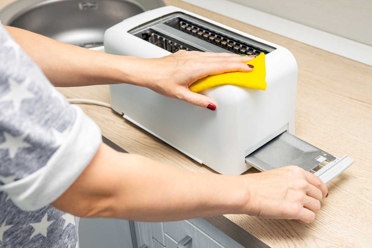 Giet wat water op de broodrooster en wacht even. Het vuil komt er letterlijk vanzelf af