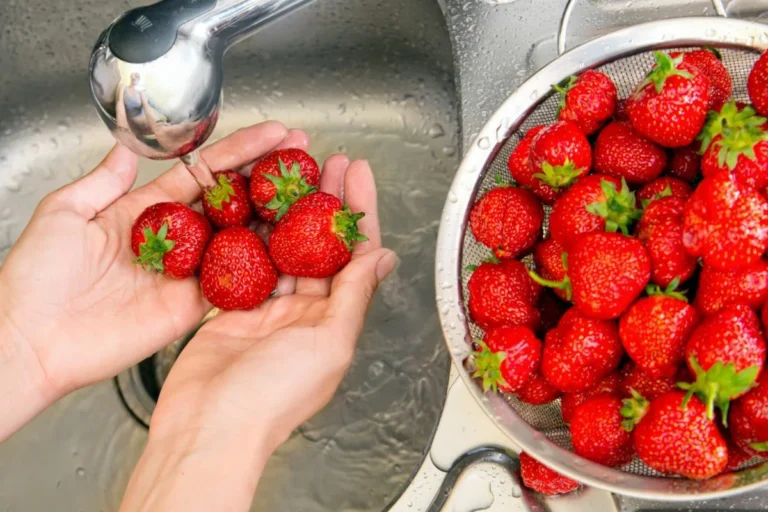 Hoe was je aardbeien? Zo verwijder je alle verontreinigingen