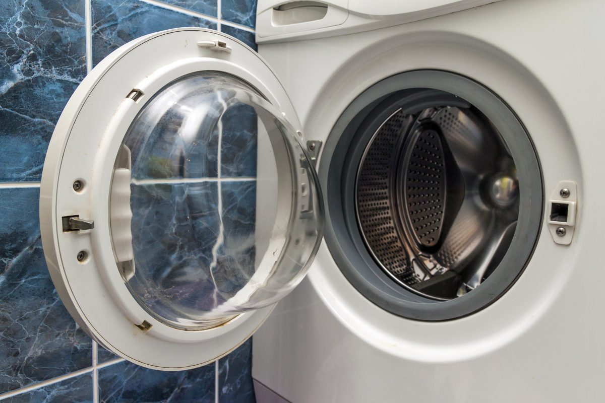 de deur van de wasmachine