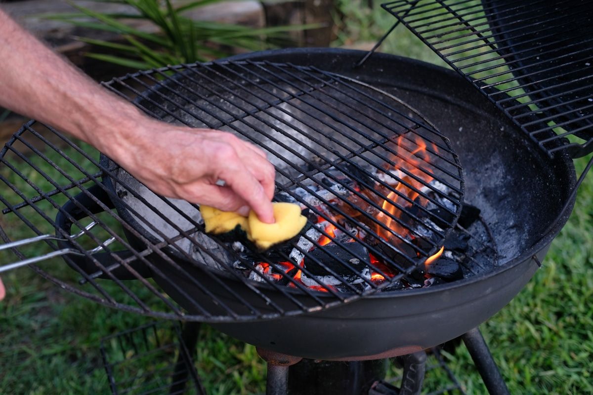 Haal het uit de voorraadkast en veeg de grill schoon. Hij glanst weer als nieuw, zonder enige moeite