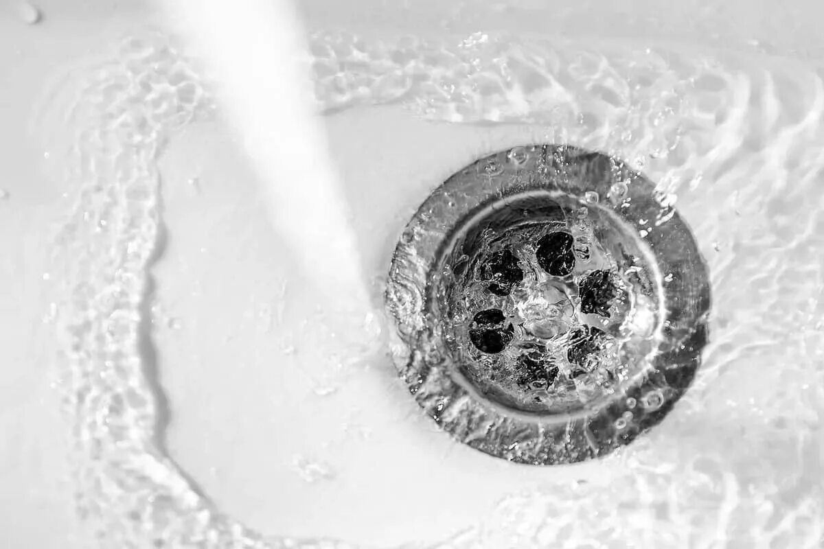 iemand maakt de afvoer schoon