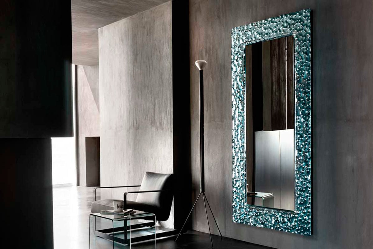 Een spiegel in een modern interieur