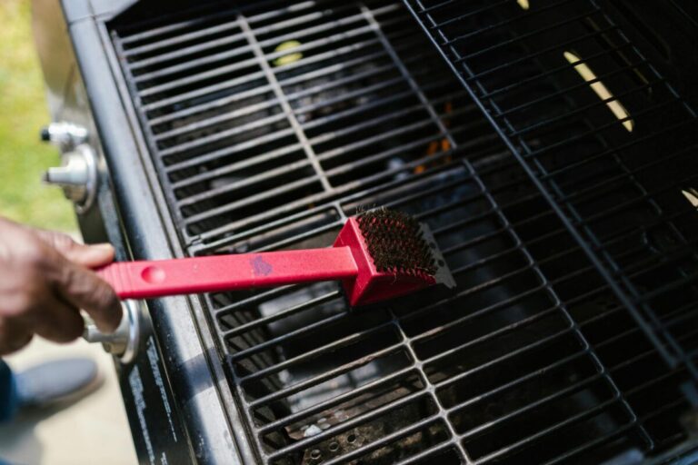 Haal het uit de voorraadkast en veeg de grill schoon. Hij glanst weer als nieuw, zonder enige moeite
