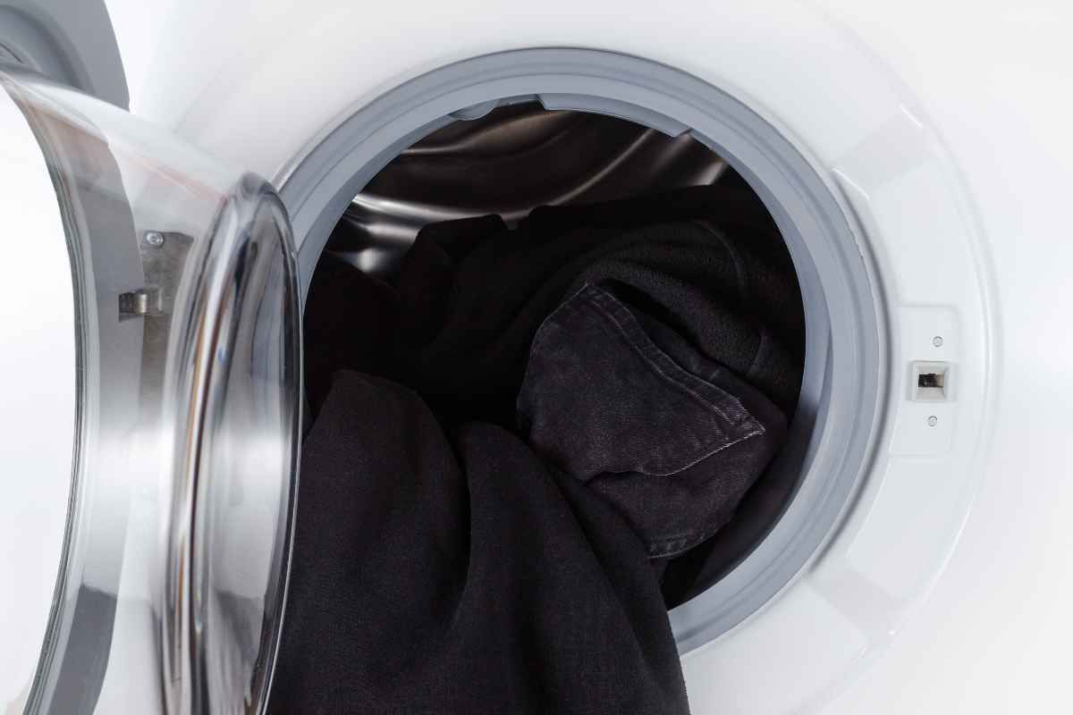 Zwarte kleding vervaagt niet tijdens het wassen. Twee theelepels in de trommel zijn voldoende