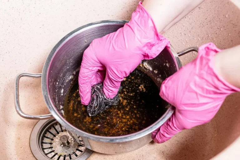 Hoe u aangebrande pannen en koekenpannen schoonmaakt. Ze zullen weer glanzen als nieuw