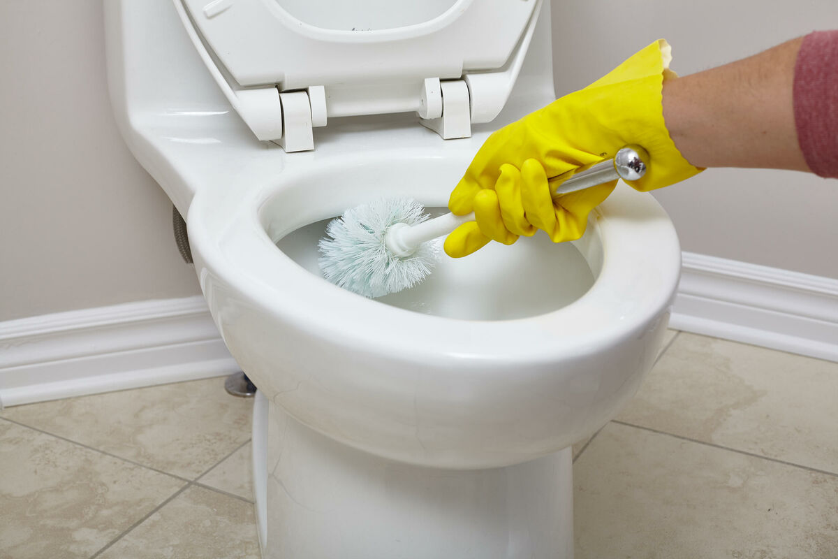 Giet dit mengsel in het toilet. Het wordt binnen 15 minuten vanzelf schoon
