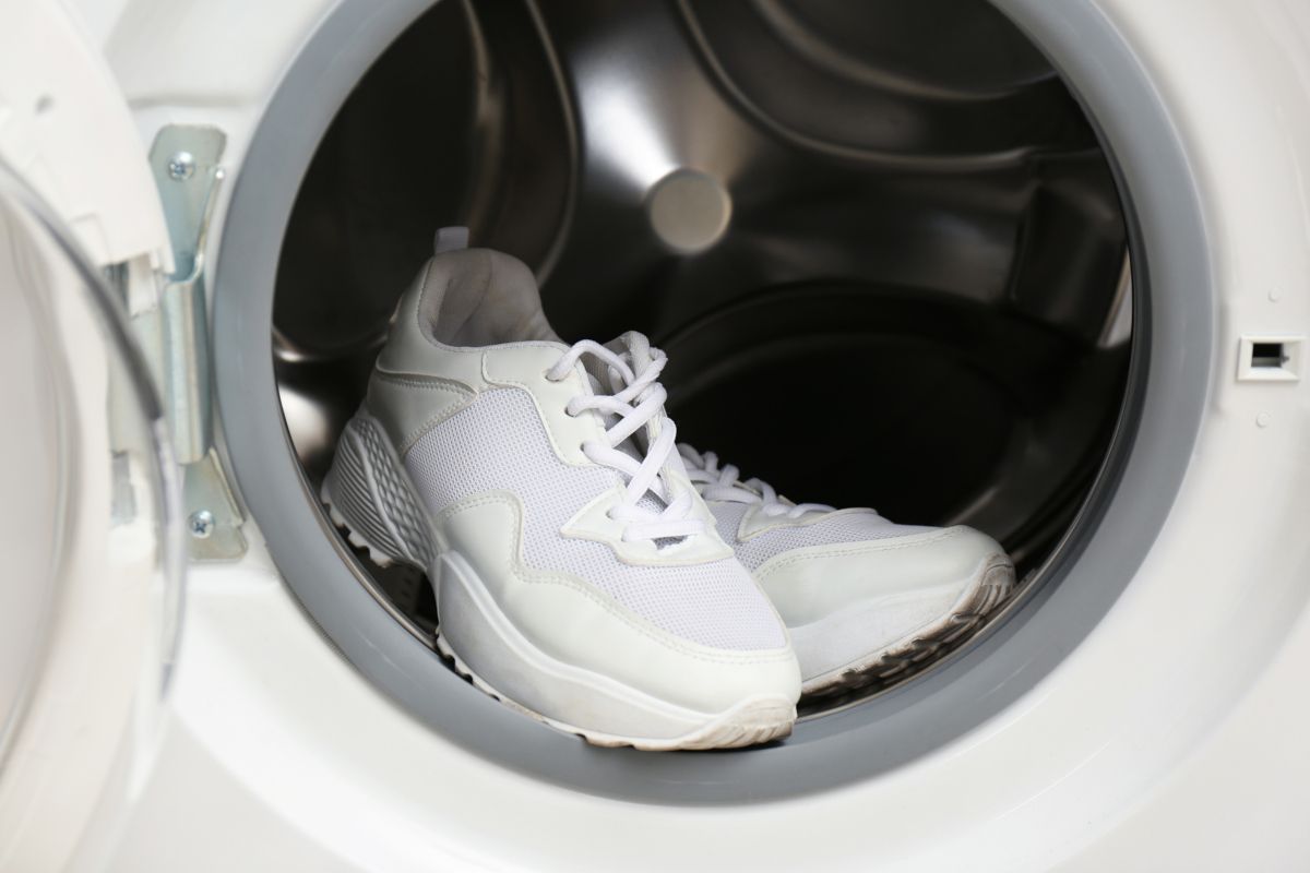 Je witte sneakers worden weer schoon en glanzend. Je hoeft dit alleen maar in de wasmachine te doen