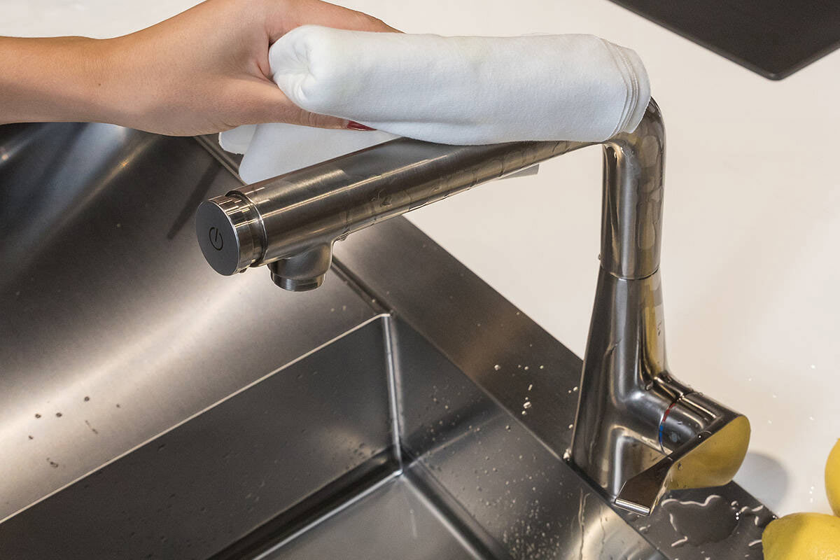 Zo maakt u de badkamerkraan snel schoon zonder hard te schrobben. Hij zal weer glanzen