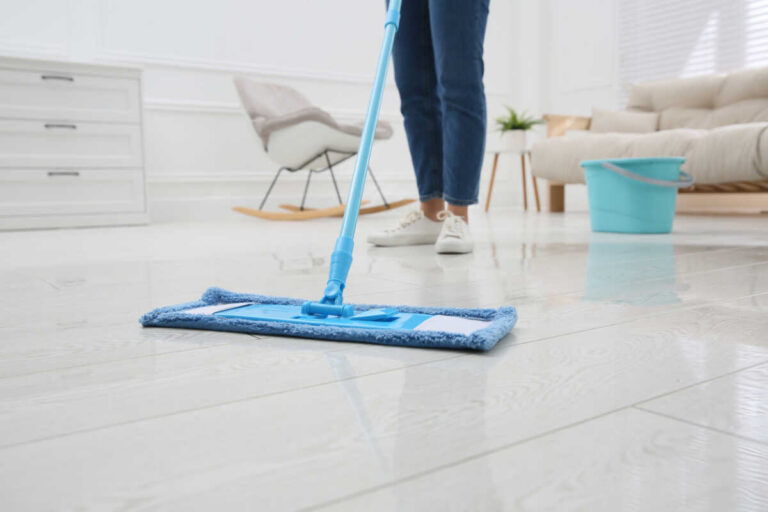 Een huismiddeltje voor het schoonmaken van houten vloeren en laminaat. Ze zien eruit alsof ze net zijn gerestaureerd
