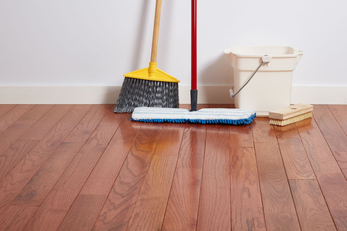Een huismiddeltje voor het schoonmaken van houten vloeren en laminaat. Ze zien eruit alsof ze net zijn gerestaureerd