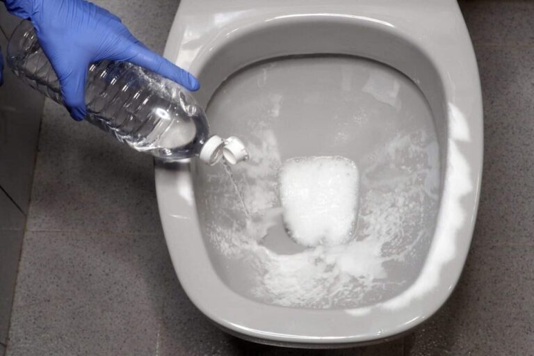 Giet dit mengsel in het toilet. Het wordt binnen 15 minuten vanzelf schoon