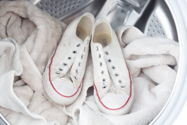 Je witte sneakers worden weer schoon en glanzend. Je hoeft dit alleen maar in de wasmachine te doen