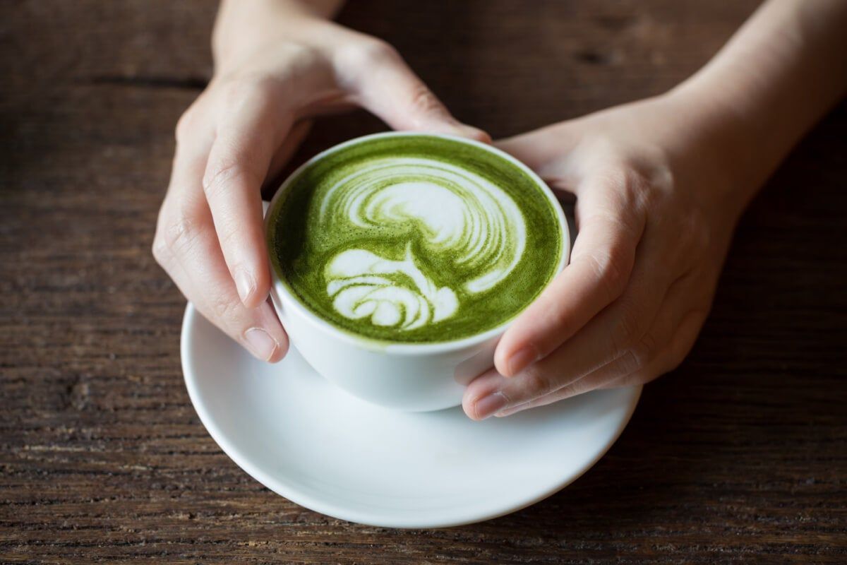 Vergeet koffie maar. Deze drank bevat wel cafeïne, maar je kunt hem zelfs voor het slapengaan drinken