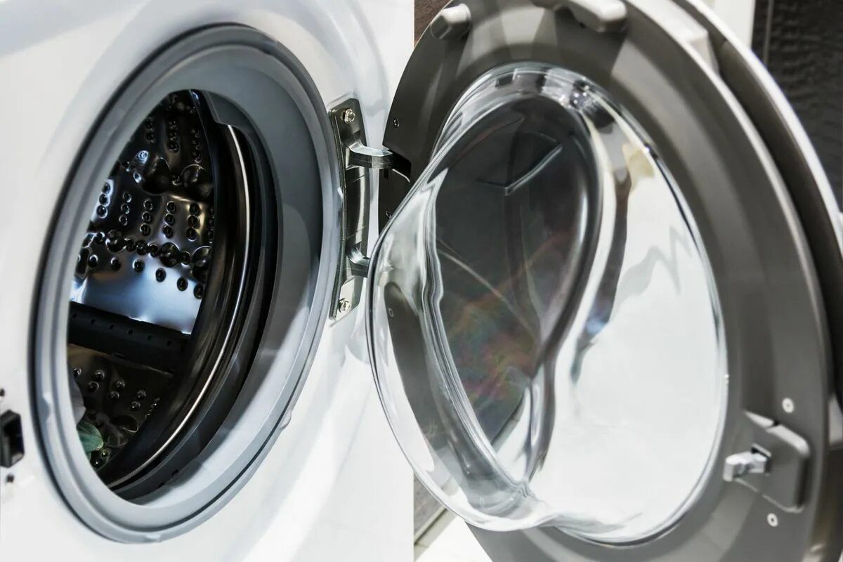 de deur van de wasmachine