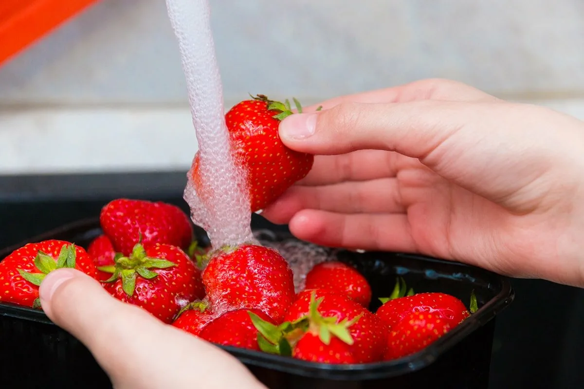 Hoe was je aardbeien? Zo verwijder je alle verontreinigingen