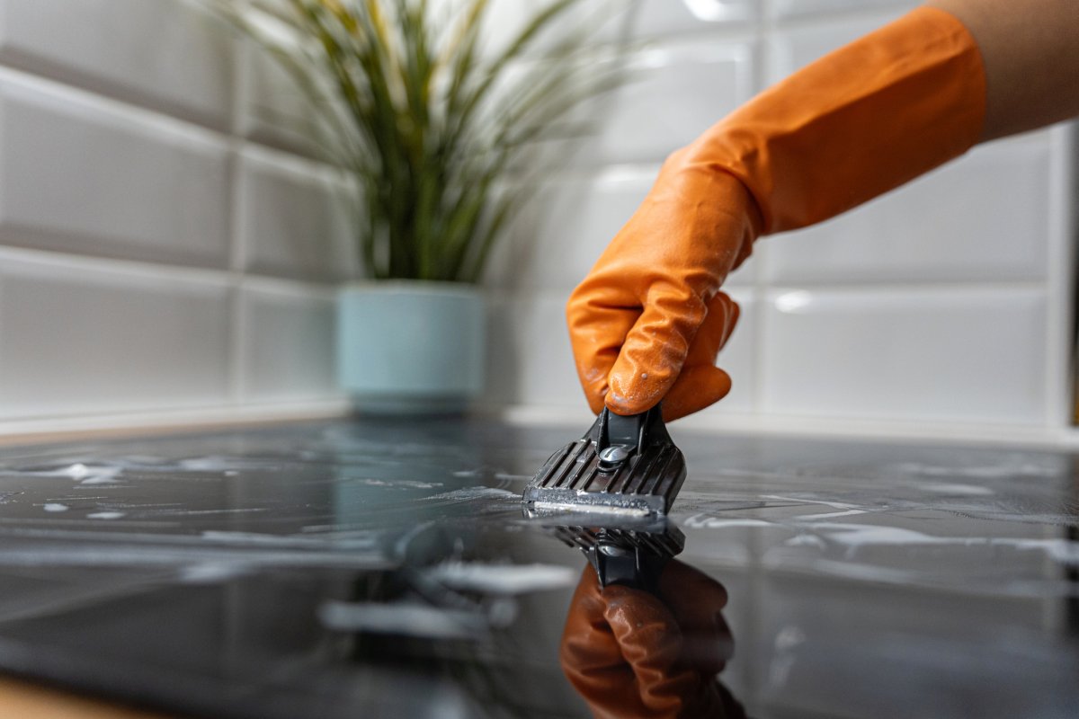 iemand maakt het fornuis schoon