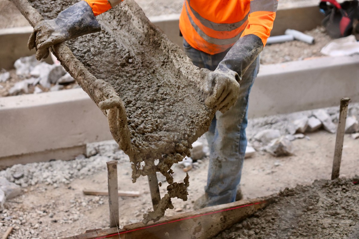 iemand zit het beton in de weg