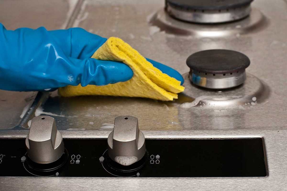 iemand maakt het fornuis schoon