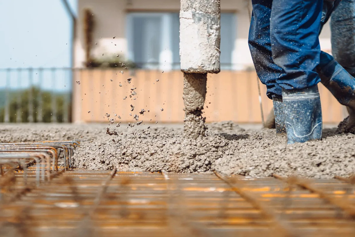 iemand zit het beton in de weg