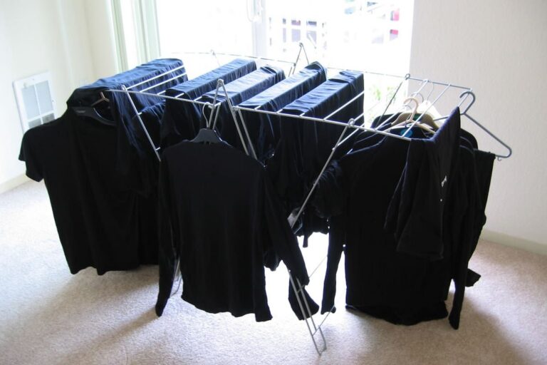 Zwarte kleding vervaagt niet tijdens het wassen. Twee theelepels in de trommel zijn voldoende