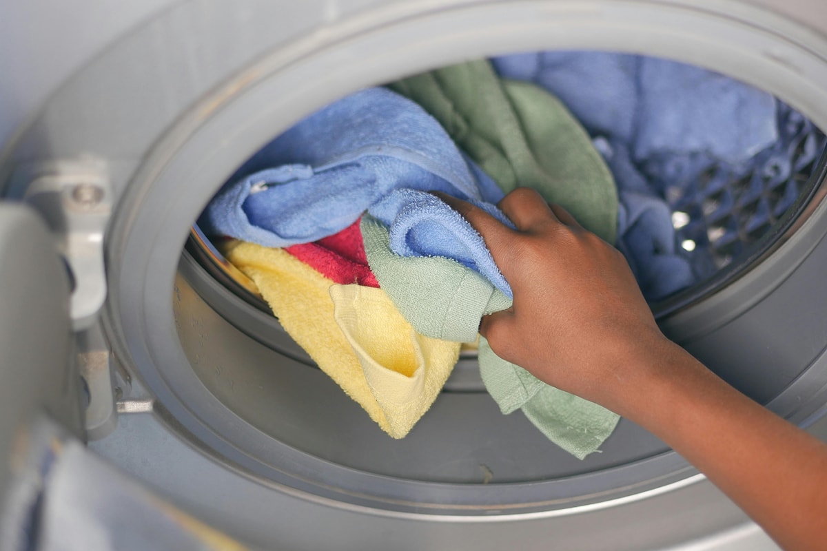 Giet je azijn in de wasmachine? De meesten doen het verkeerd – daarom worden handdoeken hard