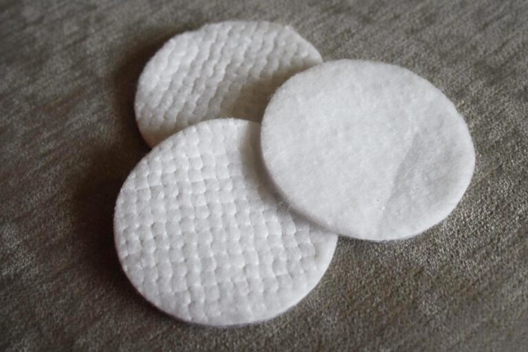 Doordrenk een wattenschijfje met deze olie. De spinnen zullen wegvluchten alsof ze voor hun leven rennen