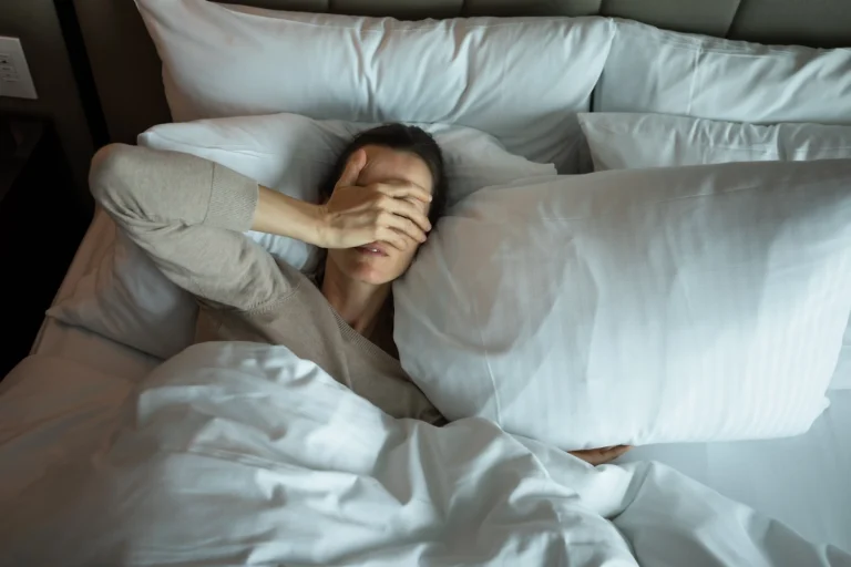 Slaap je lang, maar word je toch moe wakker? Deskundigen weten wat de oorzaak is