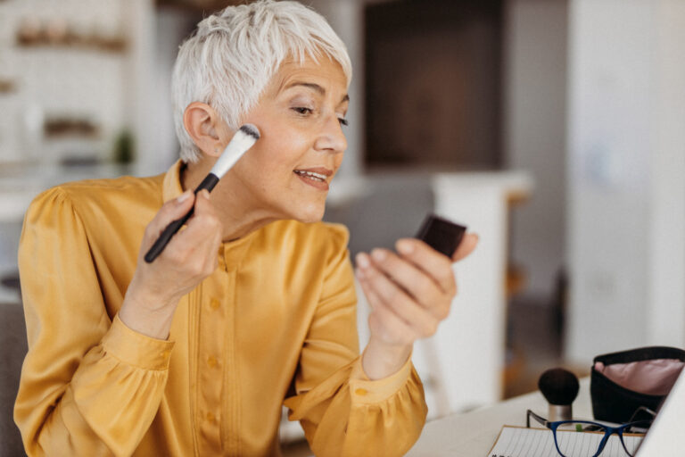 Deze make-up laat je er jonger uitzien en ziet er natuurlijk uit. Vrouwen boven de 50 zijn er dol op