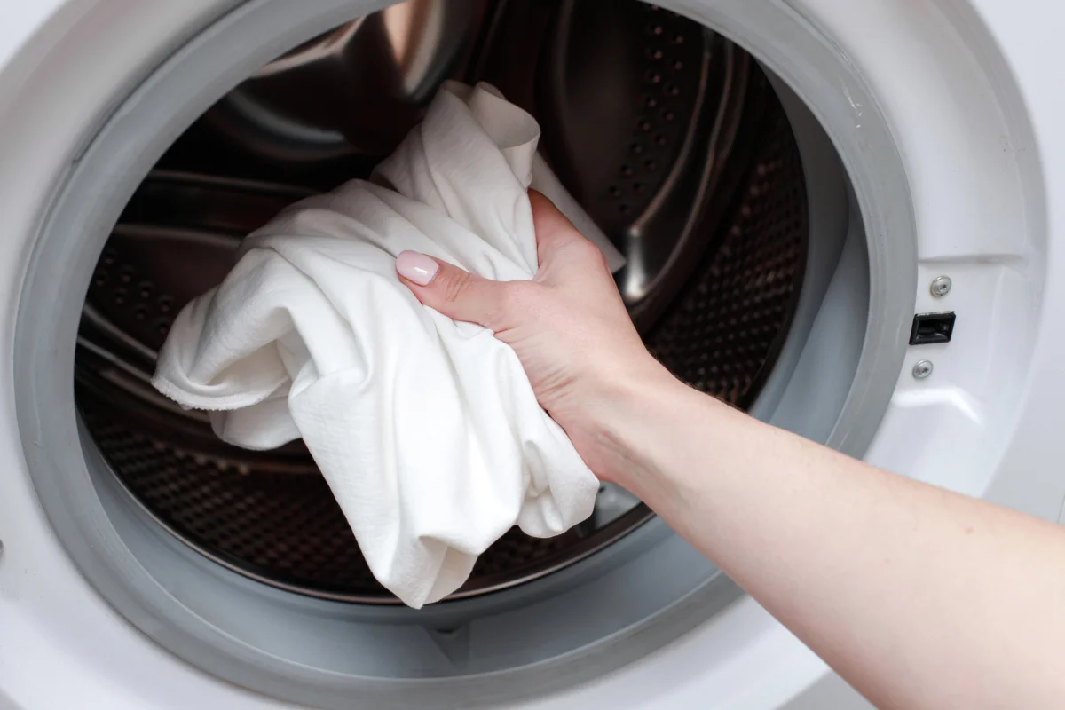 Dit huishoudmiddel maakt kleding weer wit, beter dan bleekmiddel. Twee theelepels zijn voldoende