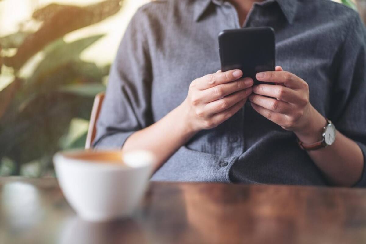 een telefoon op een tafeltje in het restaurant