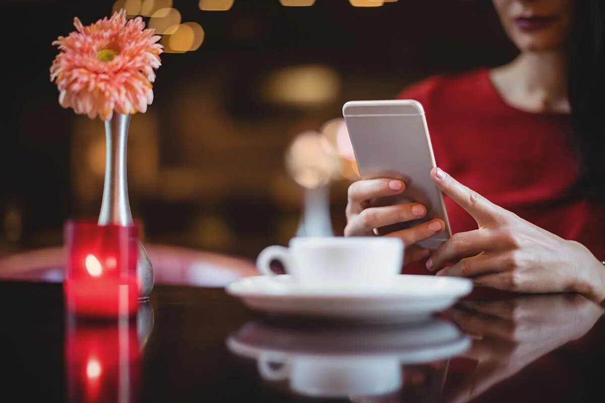 een telefoon op een tafeltje in het restaurant